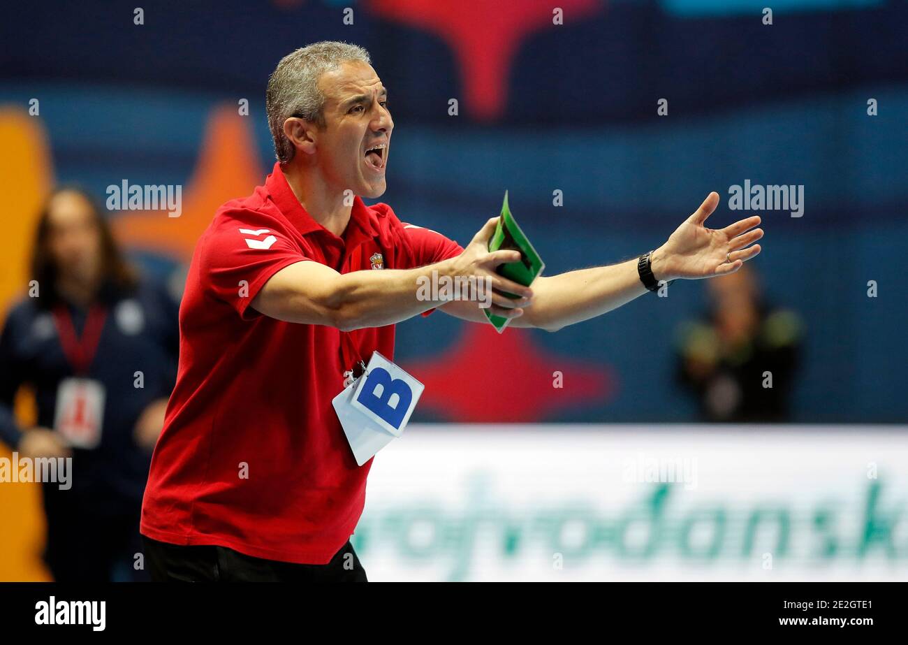 Zrenjanin. 13 gennaio 2021. Il capo allenatore serbo Antonio Gerona reagisce durante LA partita DI pallamano EURO 2022 tra Serbia e Grecia a Zrenjanin, Serbia, il 13 gennaio 2021. Credit: Predrag Milosavljevic/Xinhua/Alamy Live News Foto Stock