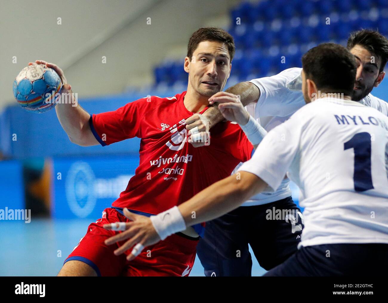 Zrenjanin. 13 gennaio 2021. Lazar Kukic (L) della Serbia compete durante LA partita DI pallamano DI QUALIFICAZIONE EURO 2022 tra Serbia e Grecia a Zrenjanin, Serbia, il 13 gennaio 2021. Credit: Predrag Milosavljevic/Xinhua/Alamy Live News Foto Stock