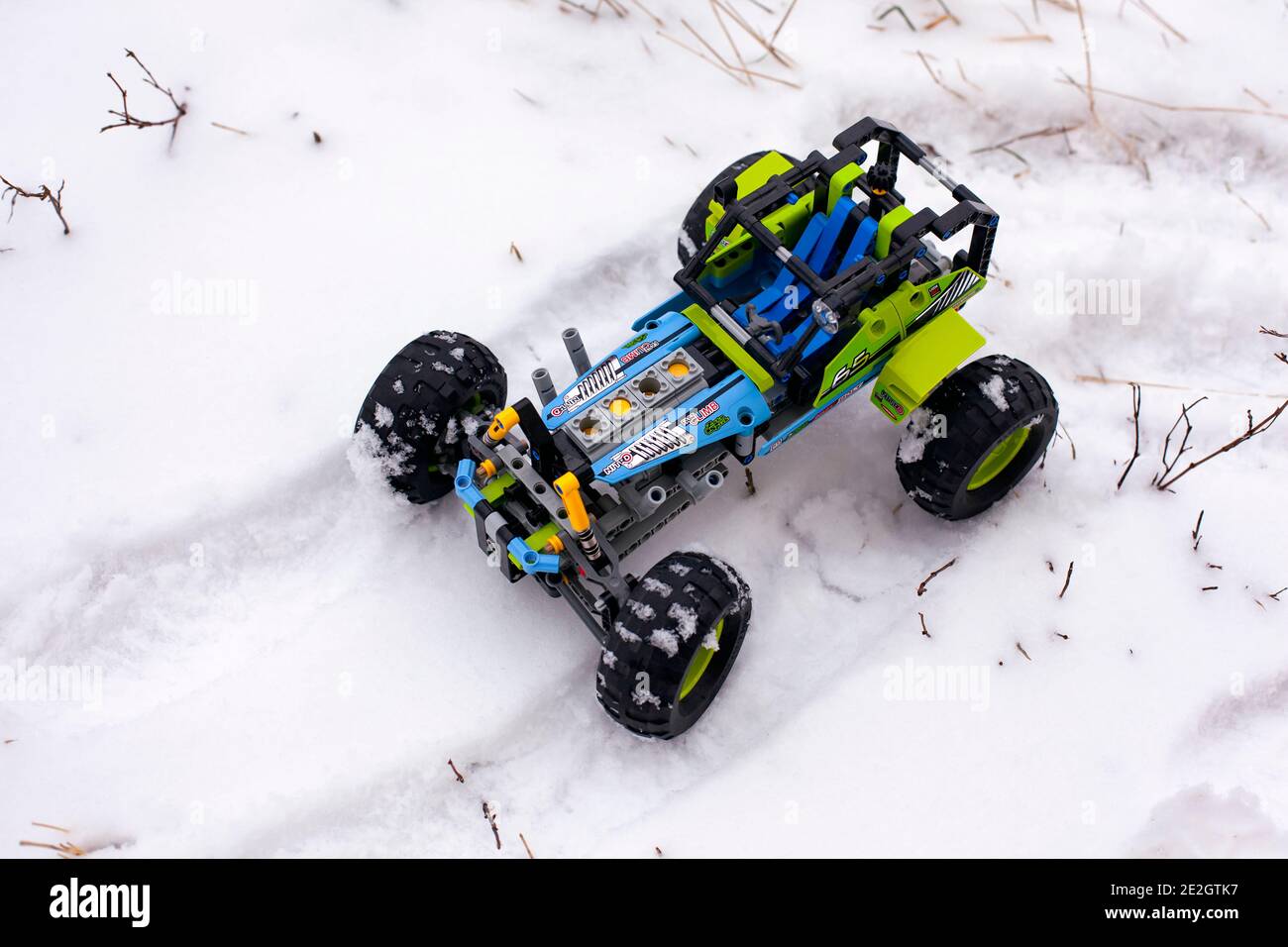 Tambov, Federazione russa - 28 gennaio 2020 Lego Technic Formula off-roader auto sulla neve all'aperto. Foto Stock