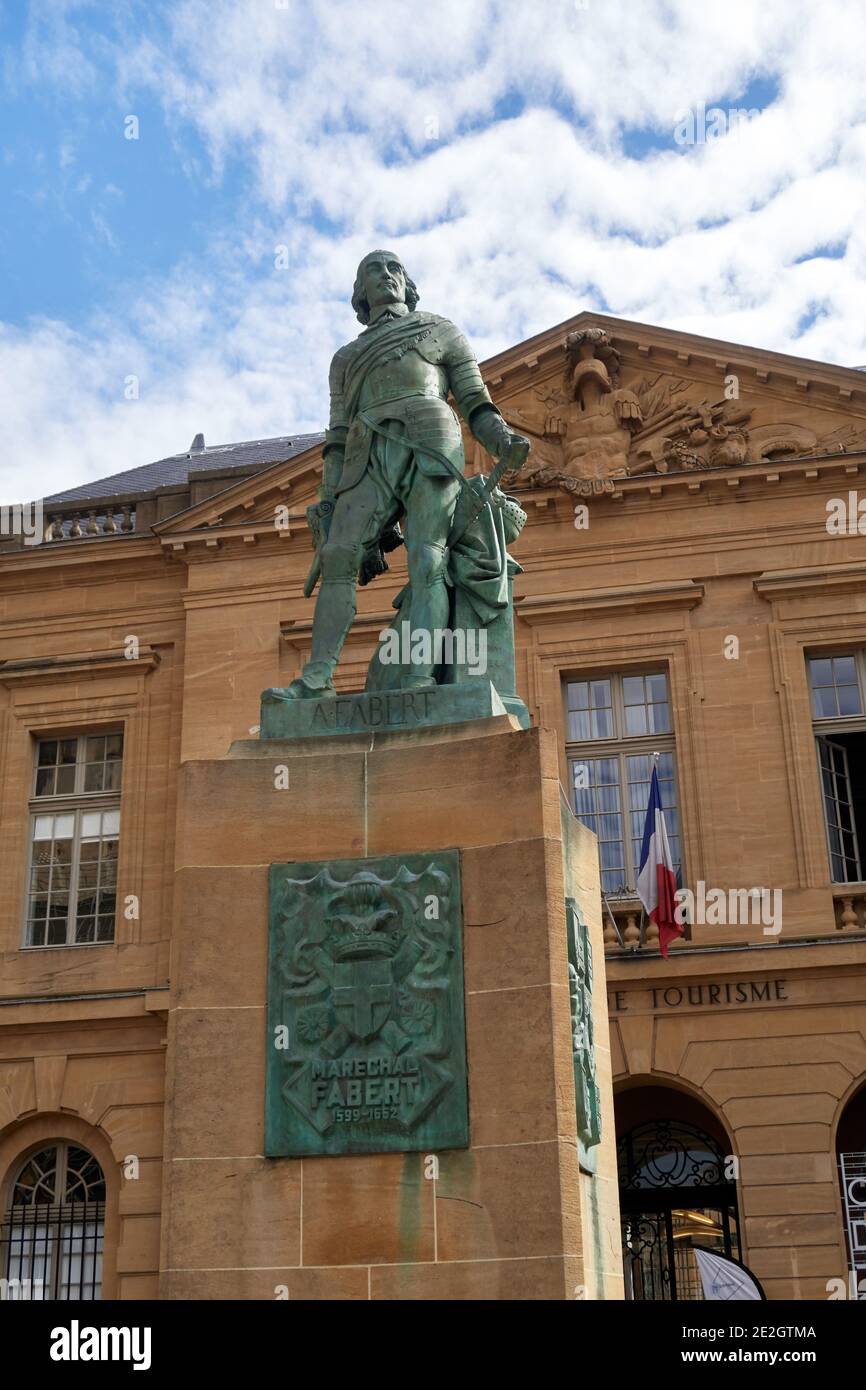 Metz, Francia - il maresciallo Fabert è stato un grande stratega sotto Kings Louis 13 e Louis 14, è un nativo di Metz. Vista frontale della cattedrale gotica St- Foto Stock