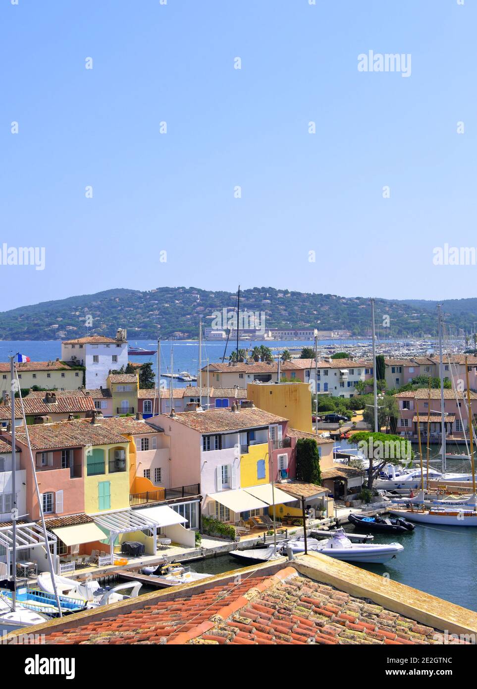 Panoramica delle case colorate nella città balneare di Port-Grimaud, nel Golfo di Saint Tropez. La sua eccezionale struttura architettonica ha portato Port-Gri Foto Stock