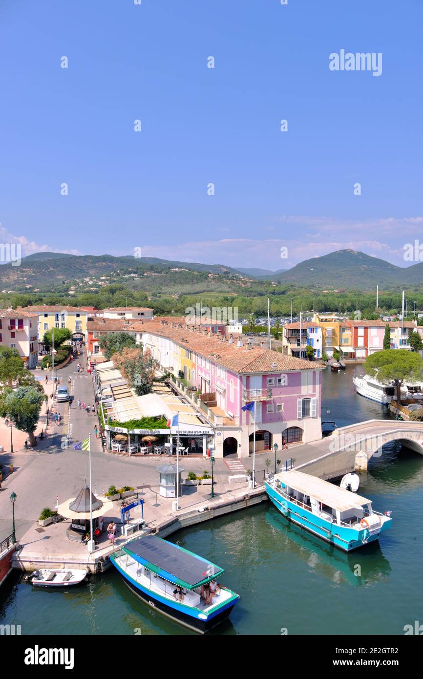 Panoramica delle case colorate nella città balneare di Port-Grimaud, nel Golfo di Saint Tropez. La sua eccezionale struttura architettonica ha portato Port-Gri Foto Stock