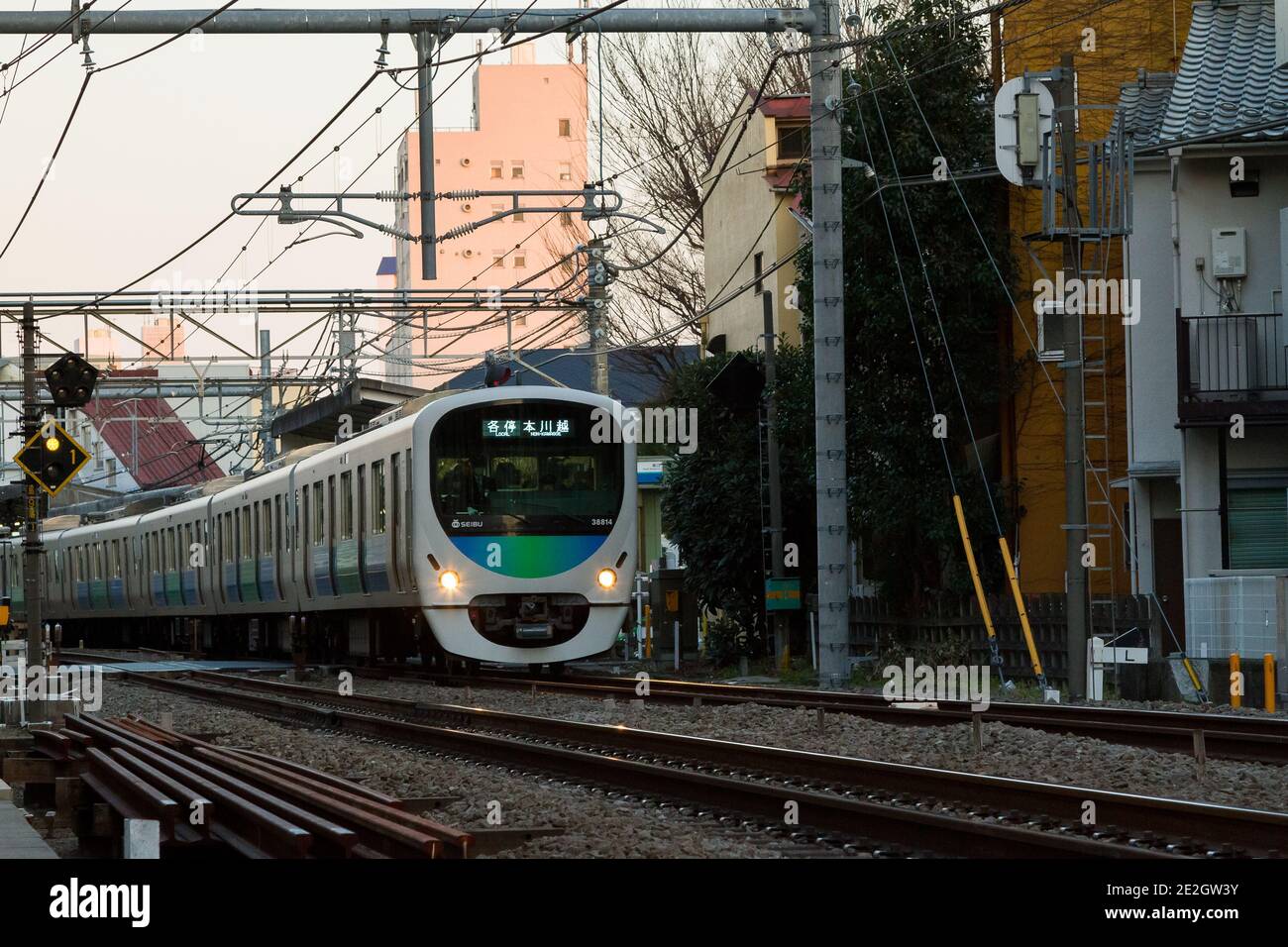 Treno Seibu serie 30000 sulla linea Seibu Ikebukuro vicino a Shimo Ochiai, Tokyo, Giappone Foto Stock