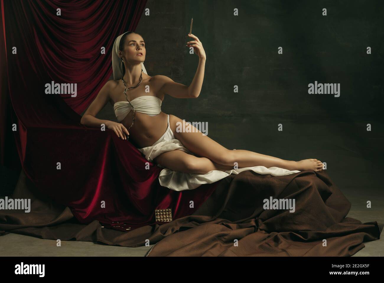 Febbre. Moderna remake di opere d'arte classica con tema coronavirus - giovane donna medievale su sfondo scuro con pillole e termometro di colore dorato. Concetto di coronavirus, pandemia, creatività. Foto Stock