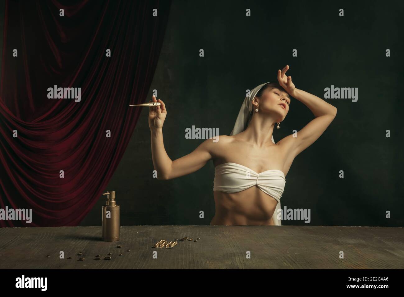 Febbre. Moderna remake di opere d'arte classica con tema coronavirus - giovane donna medievale su sfondo scuro con pillole e termometro di colore dorato. Concetto di coronavirus, pandemia, creatività. Foto Stock