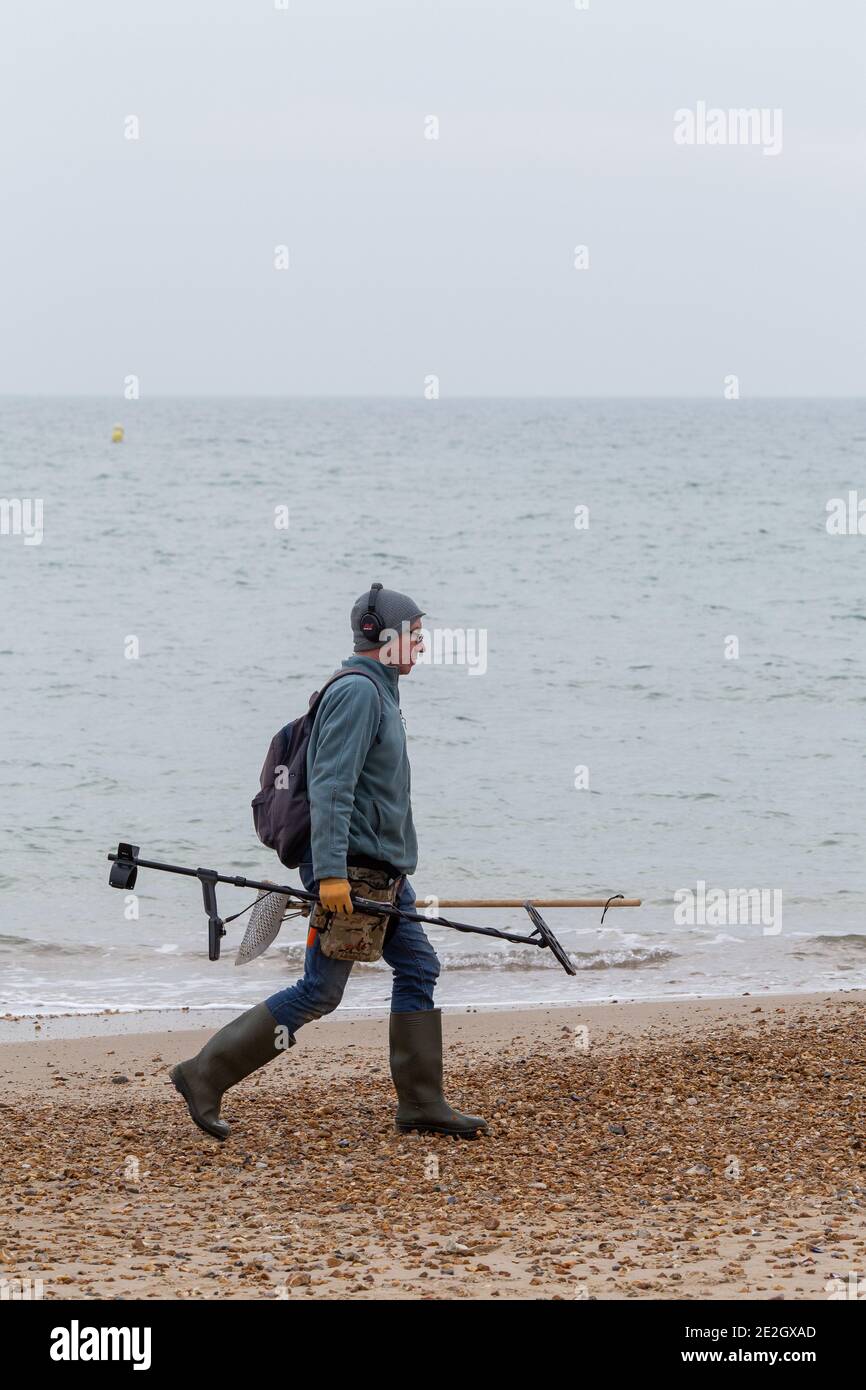 Uomo con metal detector passeggiate lungo Bournemouth spiaggia nel Inverno  30 Novembre 2020 Neil Turner Foto stock - Alamy