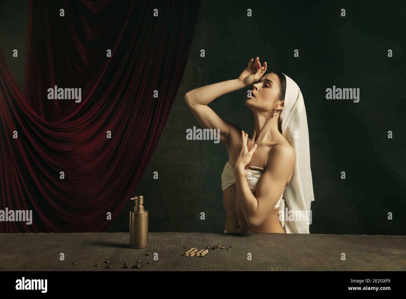 Trattamento. Moderna remake di opere d'arte classica con tema coronavirus - giovane donna medievale su sfondo scuro misurazione della temperatura, prendendo pillole. Concetto di coronavirus, pandemia, creatività. Foto Stock
