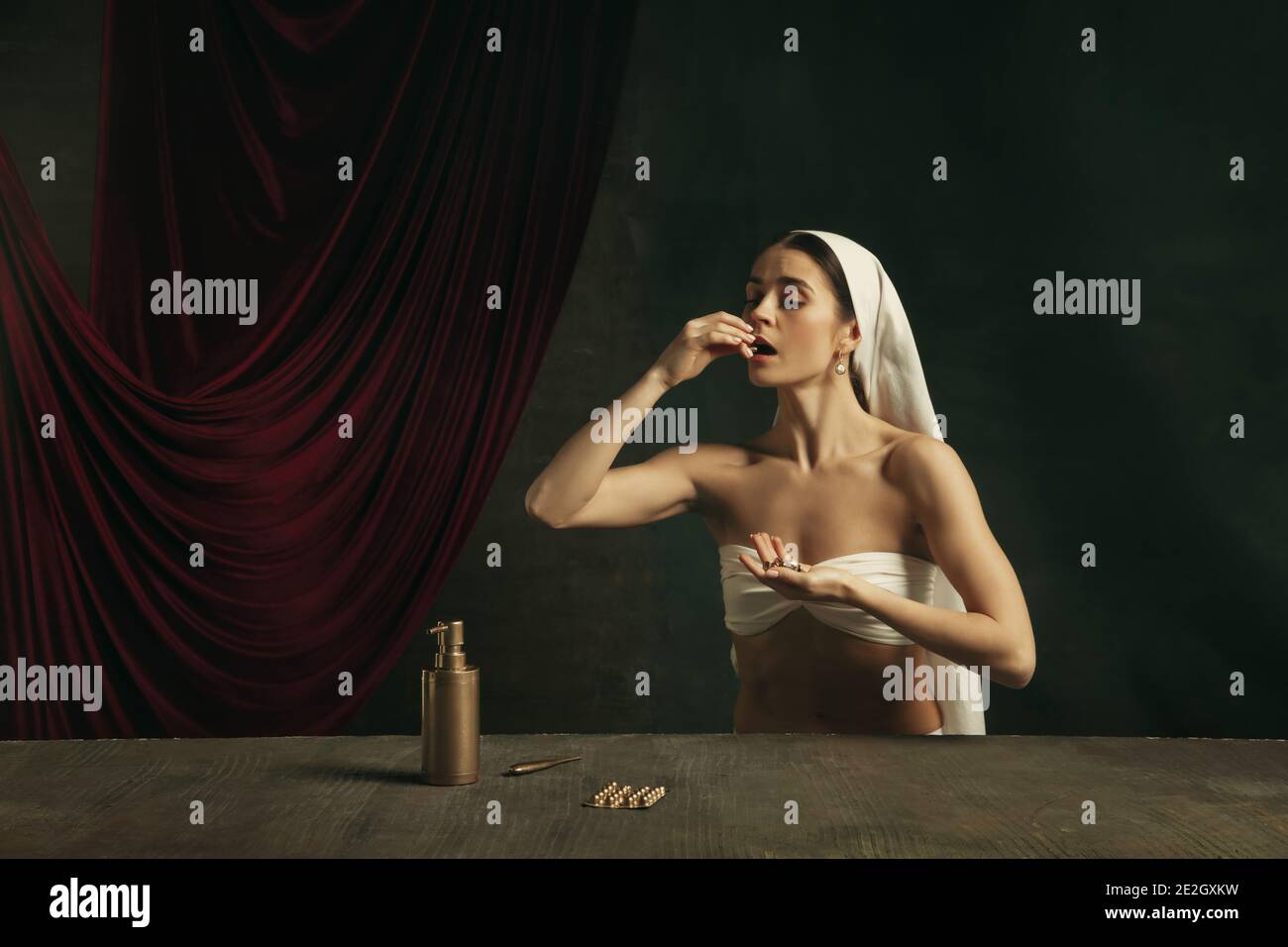 Trattamento. Moderna remake di opere d'arte classica con tema coronavirus - giovane donna medievale su sfondo scuro misurazione della temperatura, prendendo pillole. Concetto di coronavirus, pandemia, creatività. Foto Stock