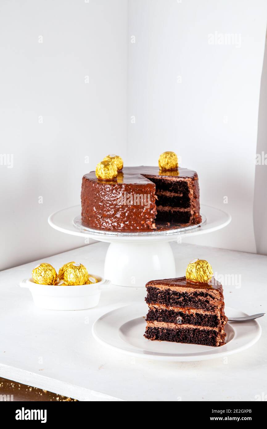 Torta al cioccolato doppia a tre piani Foto Stock