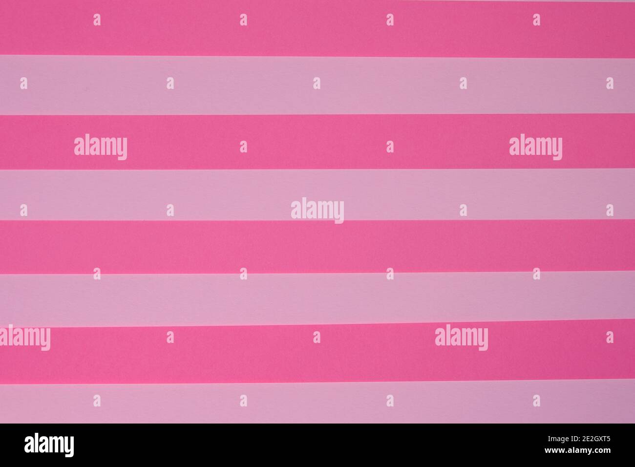 motivo a strisce in tonalità rosa. Sfondo di carta astratta in colori pastello. Foto Stock