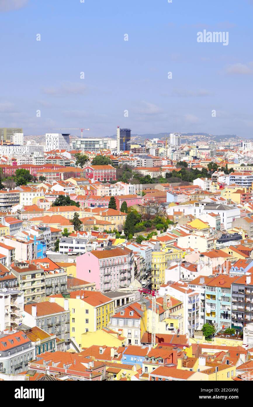 Portogallo, Lisbona: Panoramica dei distretti settentrionali dal Miradouro da Senhora do Monte Foto Stock