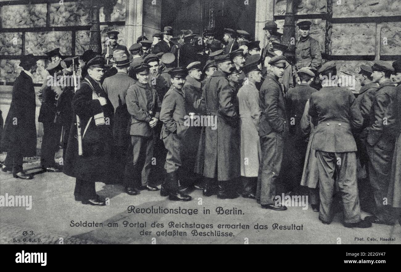 La Rivoluzione tedesca del 1918–1919 giorni della Rivoluzione a Berlino. I soldati al portale del Reichstag attendono il risultato delle decisioni prese. Foto Stock
