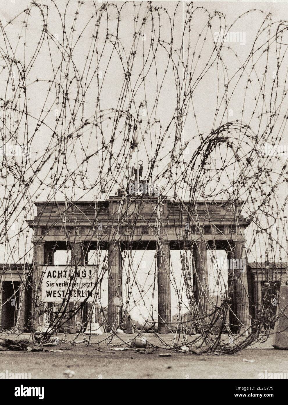 Foto d'epoca del Muro di Berlino nel 1961. Porta di Brandeburgo vista attraverso la barriera di Barbedwire eretta dalla polizia di Berlino Est. Berlino Ovest. Ottobre 1961 Foto Stock