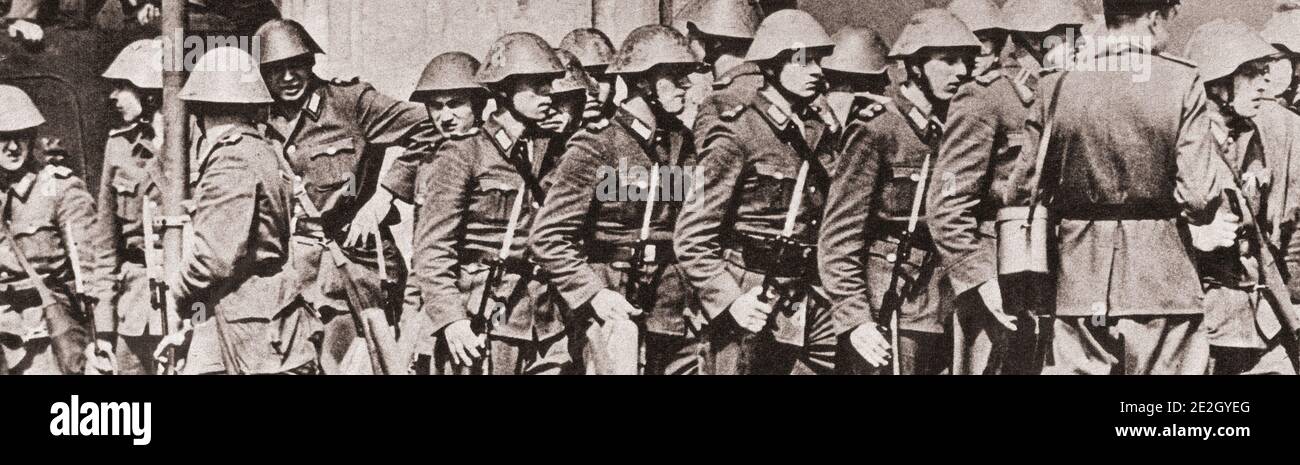 Inizio della costruzione del Muro di Berlino. Un gruppo di soldati della Germania orientale che controllano il Muro di Berlino nel settore orientale. Berlino Est, 1 agosto Foto Stock