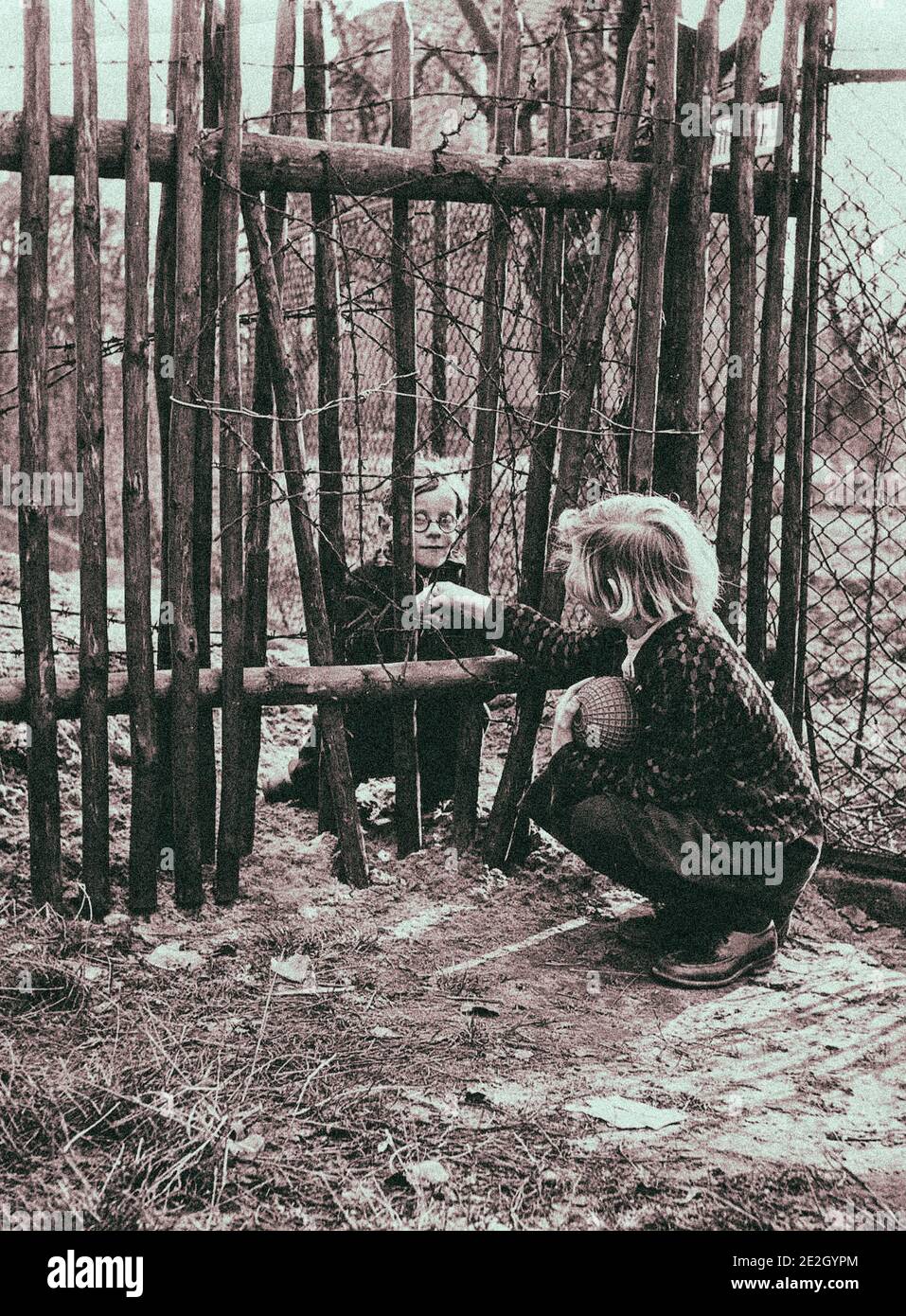 Inizio della costruzione del Muro di Berlino. Amicizia al confine est-ovest di Berlino. Germania. anni '60 Foto Stock