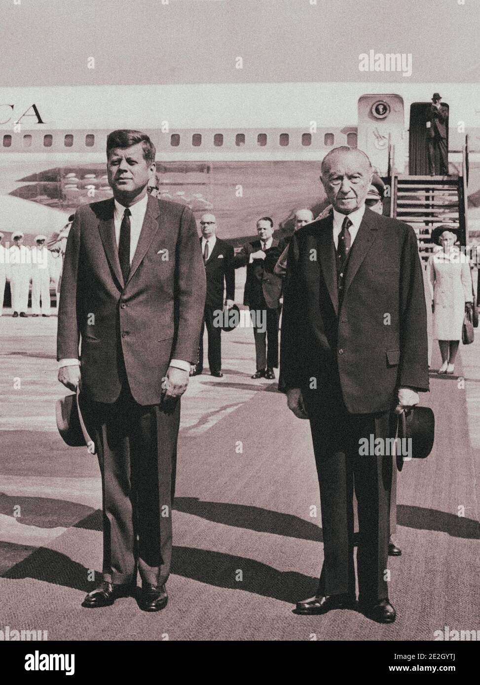 Foto d'archivio del presidente Kennedy in Germania. Il presidente Kennedy e il cancelliere Adenauer sono all'attenzione durante il gioco degli Stati Uniti e del tedesco Foto Stock