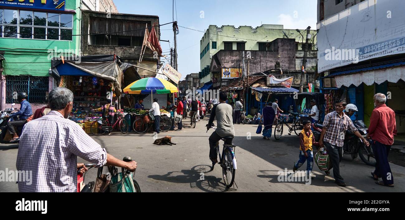 Chandannagar, Bengala Occidentale, India. Una passeggiata nel mercato vi permette di scoprire lo stile di vita delle persone che viaggiano a piedi, in bicicletta o in moto Foto Stock