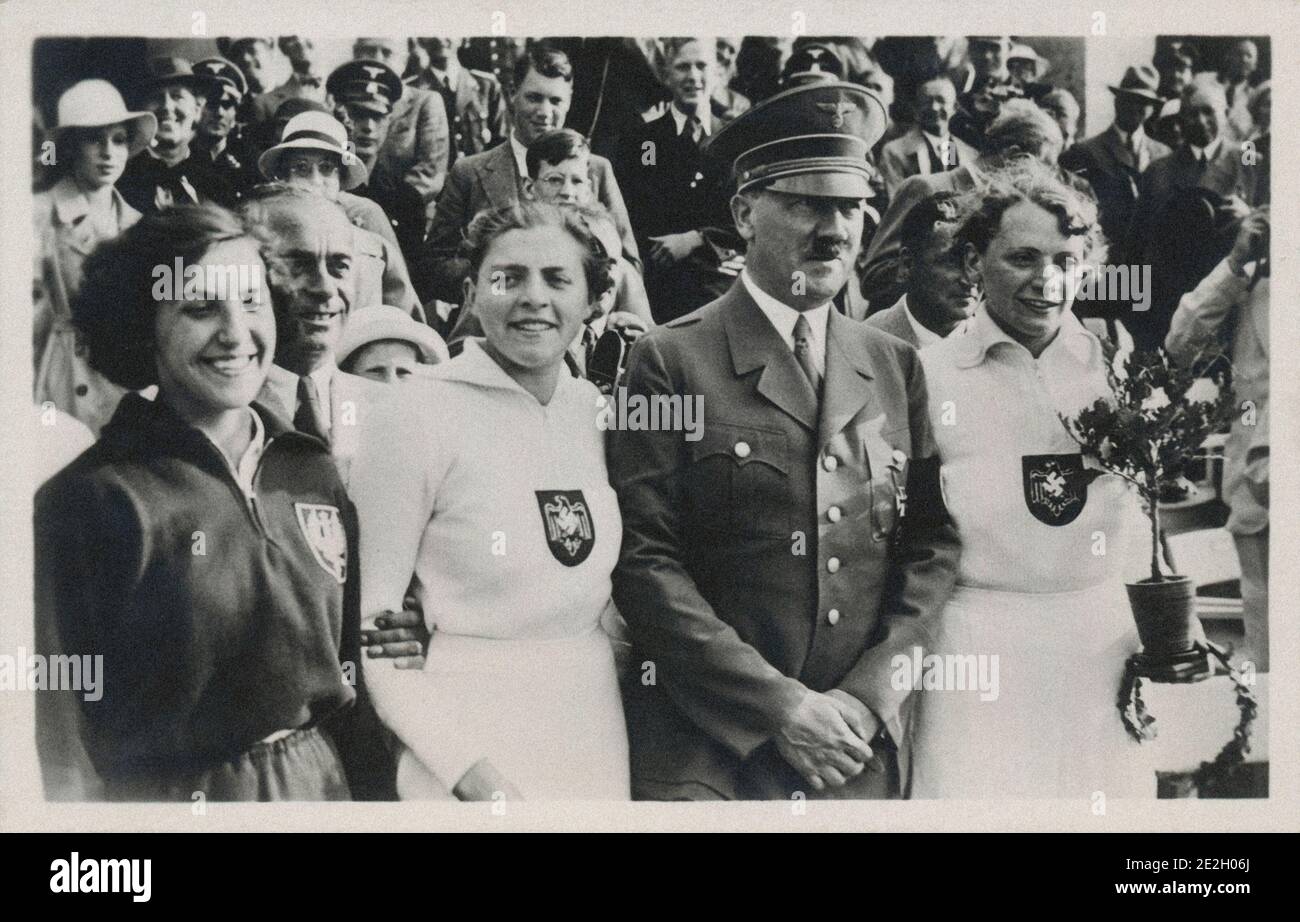 1936, Hitler con un gruppo di atleti tedeschi durante i Giochi Olimpici di Berlino Foto Stock