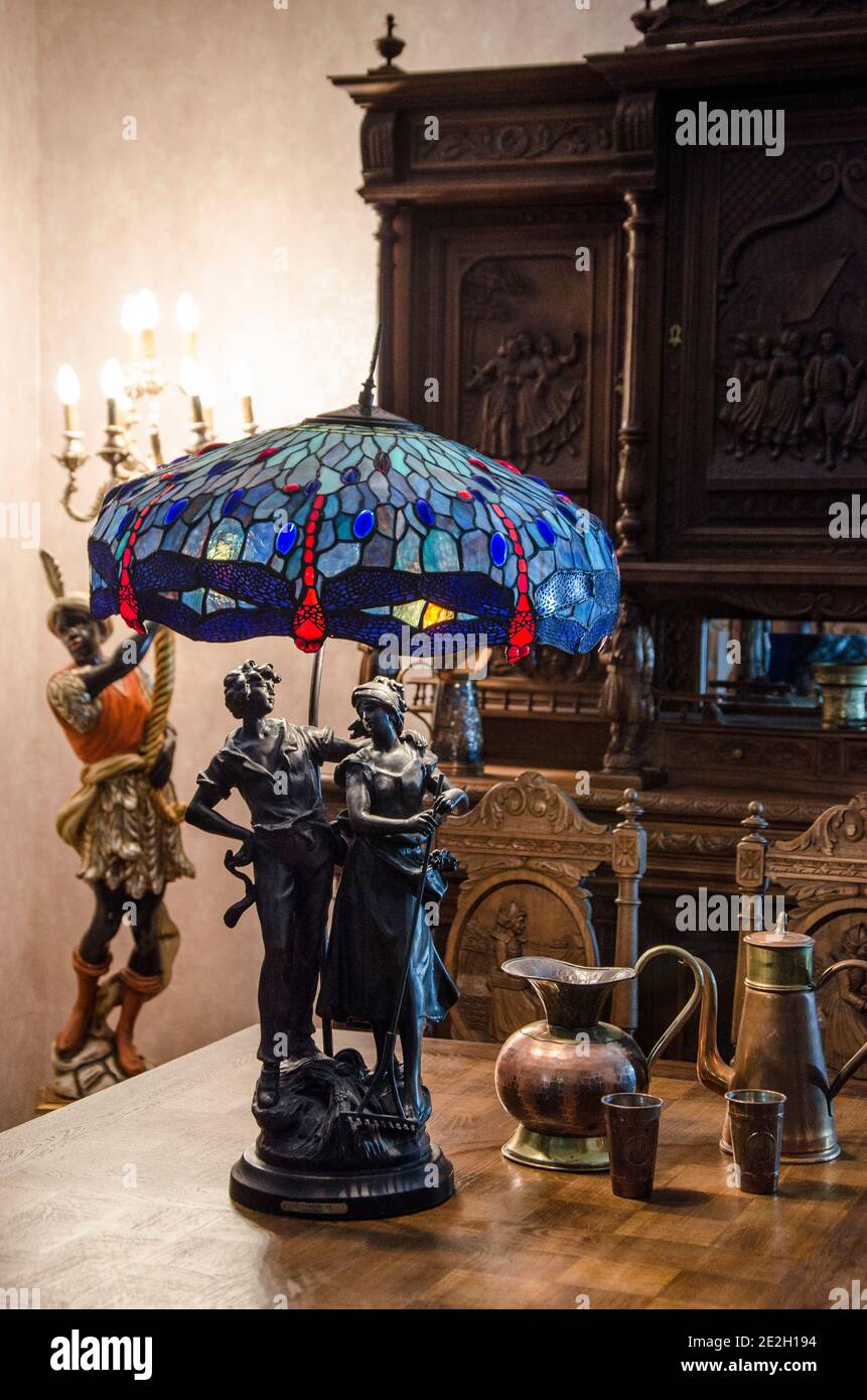 Lampada da tavolo vintage blu stile Tiffany con statuetta "Unity" AS un palo in candele di luce Foto Stock