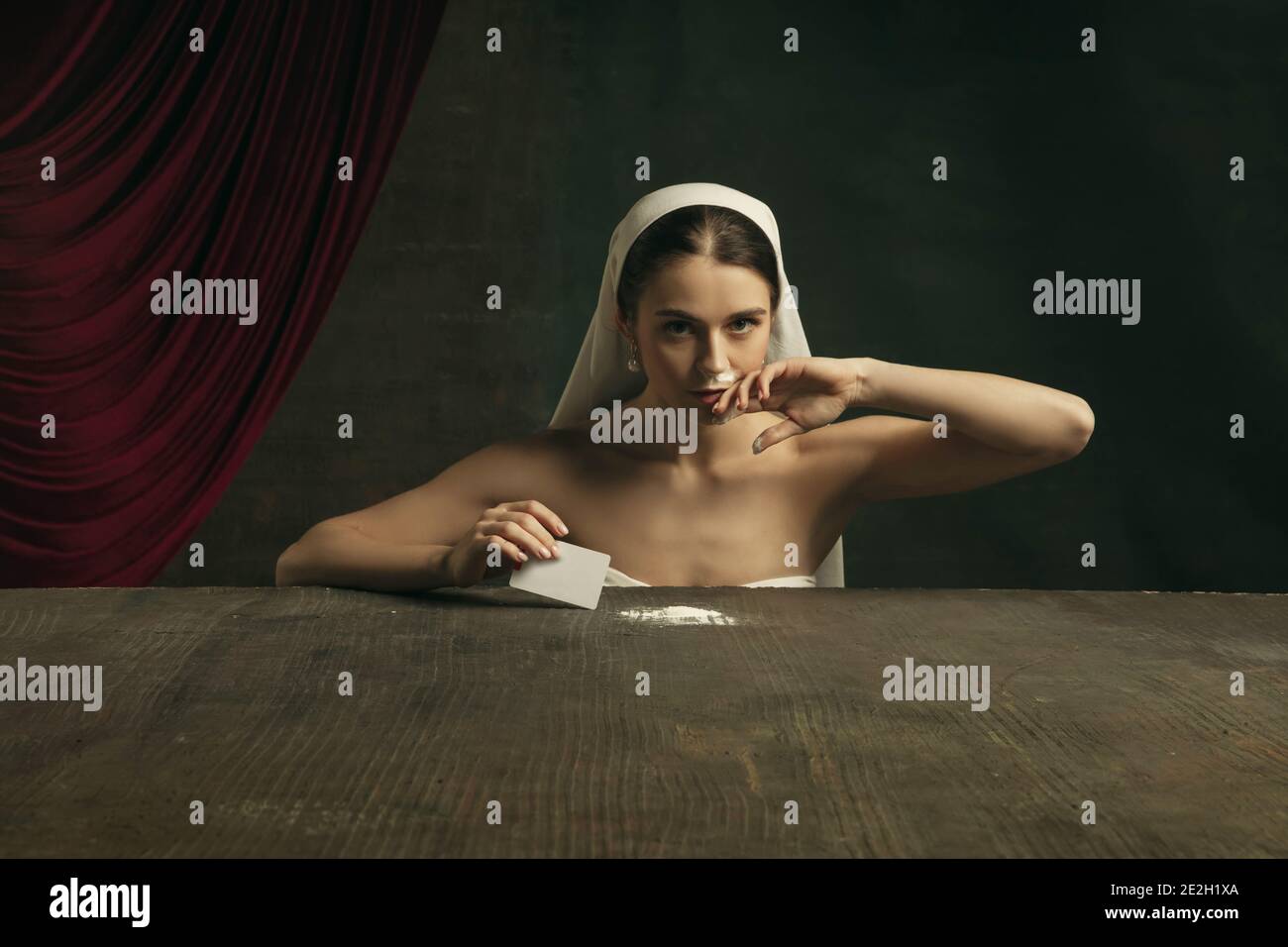 Peccato. Moderna remake di opere d'arte classiche con tema coronavirus - giovane donna medievale su sfondo scuro che si pone durante la presa di medicina. Concetto di coronavirus, pandemia, creatività, arte Foto Stock