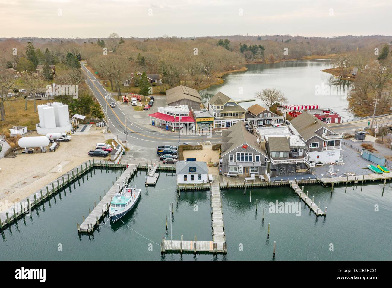 Vista aerea dell'area dei negozi di Shelter Island Heights, Shelter Island, NY Foto Stock
