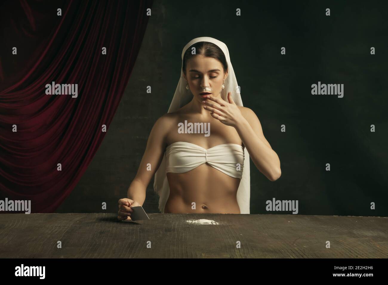 Peccato. Moderna remake di opere d'arte classiche con tema coronavirus - giovane donna medievale su sfondo scuro che si pone durante la presa di medicina. Concetto di coronavirus, pandemia, creatività, arte Foto Stock