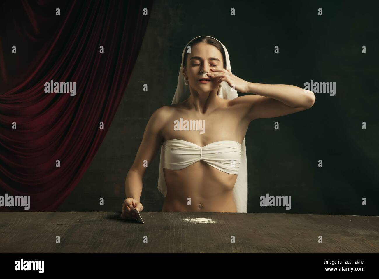 Peccato. Moderna remake di opere d'arte classiche con tema coronavirus - giovane donna medievale su sfondo scuro che si pone durante la presa di medicina. Concetto di coronavirus, pandemia, creatività, arte Foto Stock