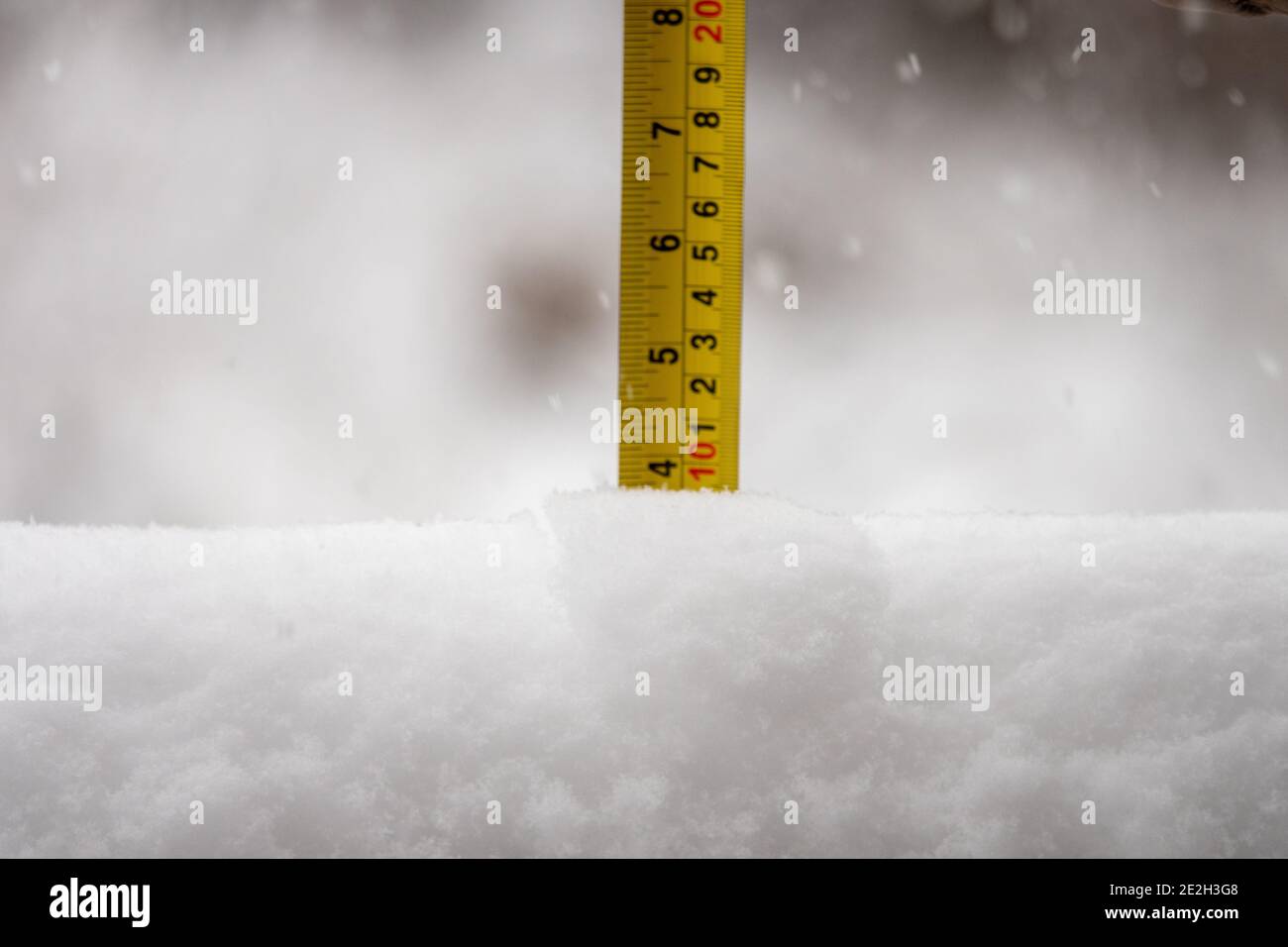 Bradford, West Yorkshire, Regno Unito. 14 gennaio 2021. Dopo una notte bagnata e piovosa, la neve iniziò a cadere a South Bradford intorno ALLE 7:00 e a mezzogiorno c'era una copertura di 4'. La neve è prevista per continuare e sta causando interruzioni del traffico in tutta la contea. Credit: Mick Flicynn/Alamy Live News Foto Stock