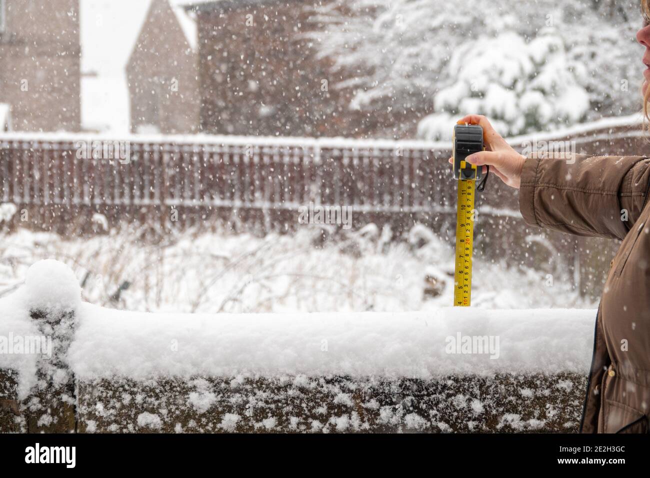 Bradford, West Yorkshire, Regno Unito. 14 gennaio 2021. Dopo una notte bagnata e piovosa, la neve iniziò a cadere a South Bradford intorno ALLE 7:00 e a mezzogiorno c'era una copertura di 4'. La neve è prevista per continuare e sta causando interruzioni del traffico in tutta la contea. Credit: Mick Flicynn/Alamy Live News Foto Stock