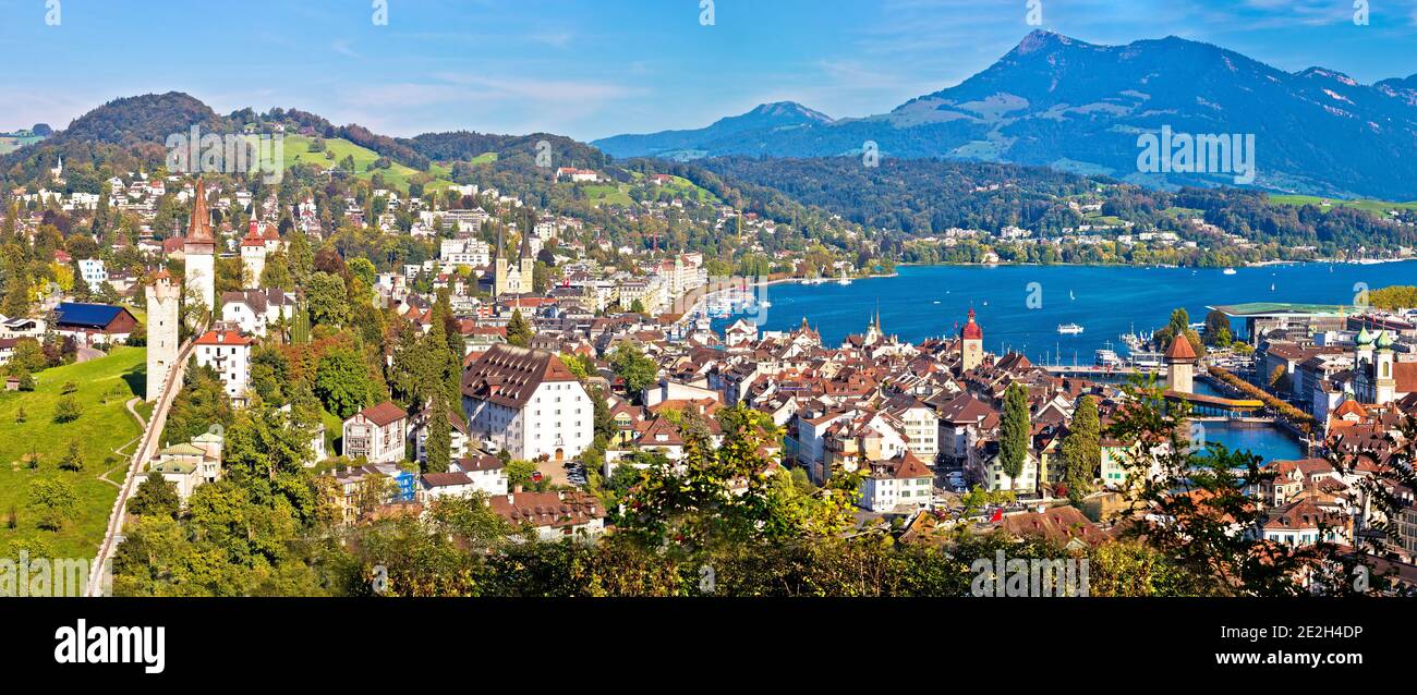 Città e lago di Luzern vista panoramica dalla collina, Alpi e laghi paesaggio della Svizzera Foto Stock