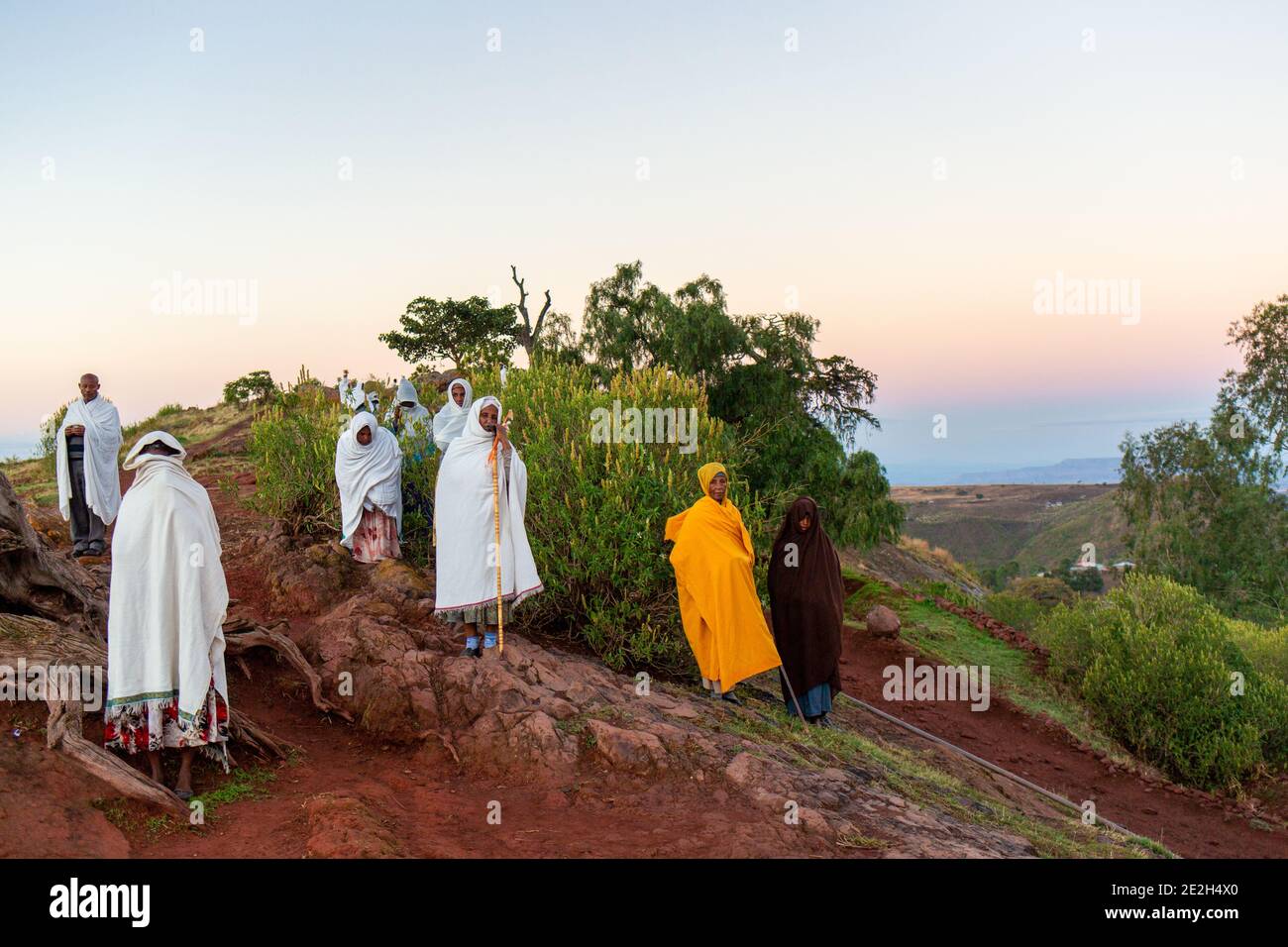 Pellegrini che pregano la mattina presto alla chiesa scavata nella roccia Felsenkirche, Patrimonio dell'Umanità dell'UNESCO, Lalibela, Etiopia, Africa Foto Stock