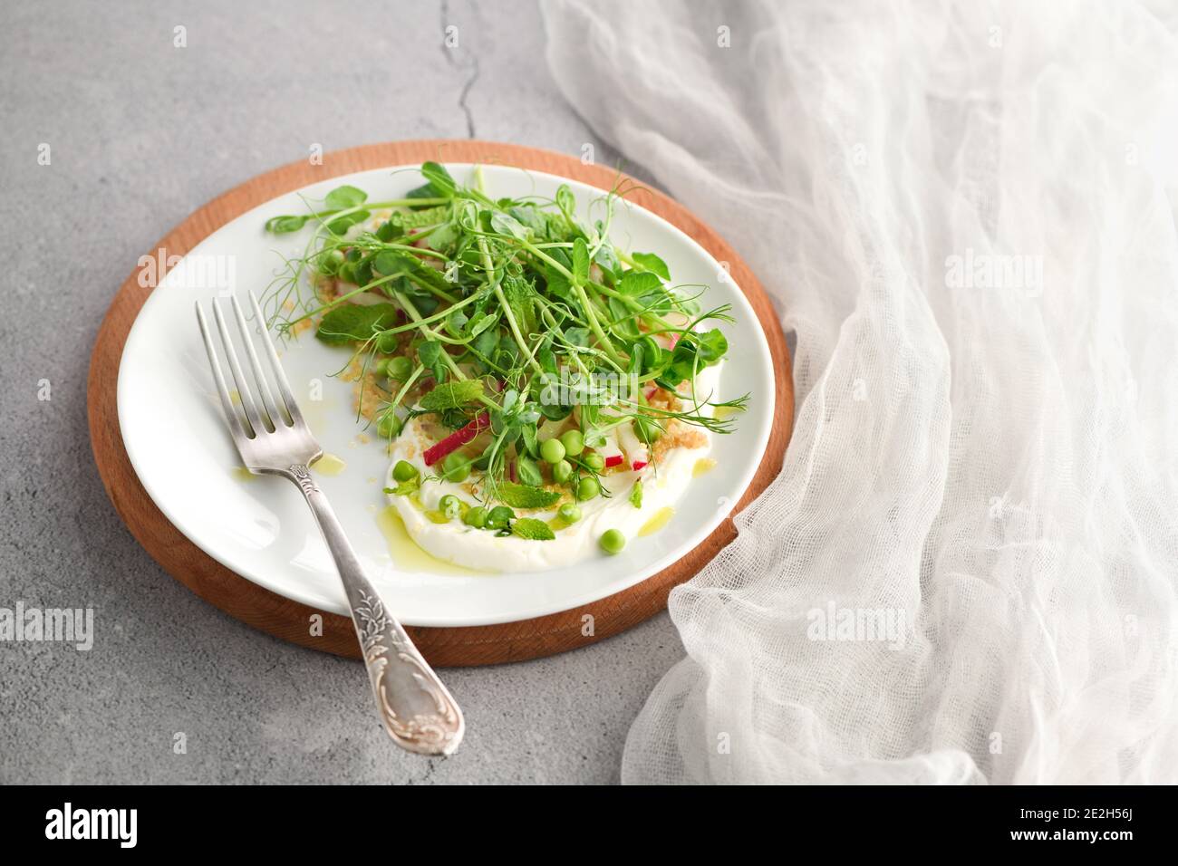 Insalata vegana sana fatto germogli di piselli, quinoa, ravanello, menta e yogurt Foto Stock