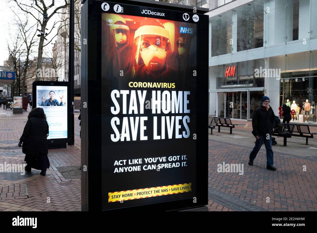 HM Governo, e NHS consigli consigli che la nuova variante si sta diffondendo rapidamente e di rimanere a casa e salvare vite durante il terzo blocco nazionale coronavirus nel centro di Birmingham, che è deserta a parte alcune persone il 12 gennaio 2021 a Birmingham, Regno Unito. A seguito del recente aumento dei casi, tra cui la nuova variante di Covid-19, questo blocco nazionale, che è un efficace Tier Five, è entrato in funzione ieri, con tutti i cittadini a seguire il messaggio di rimanere a casa, proteggere l'NHS e salvare vite. Foto Stock