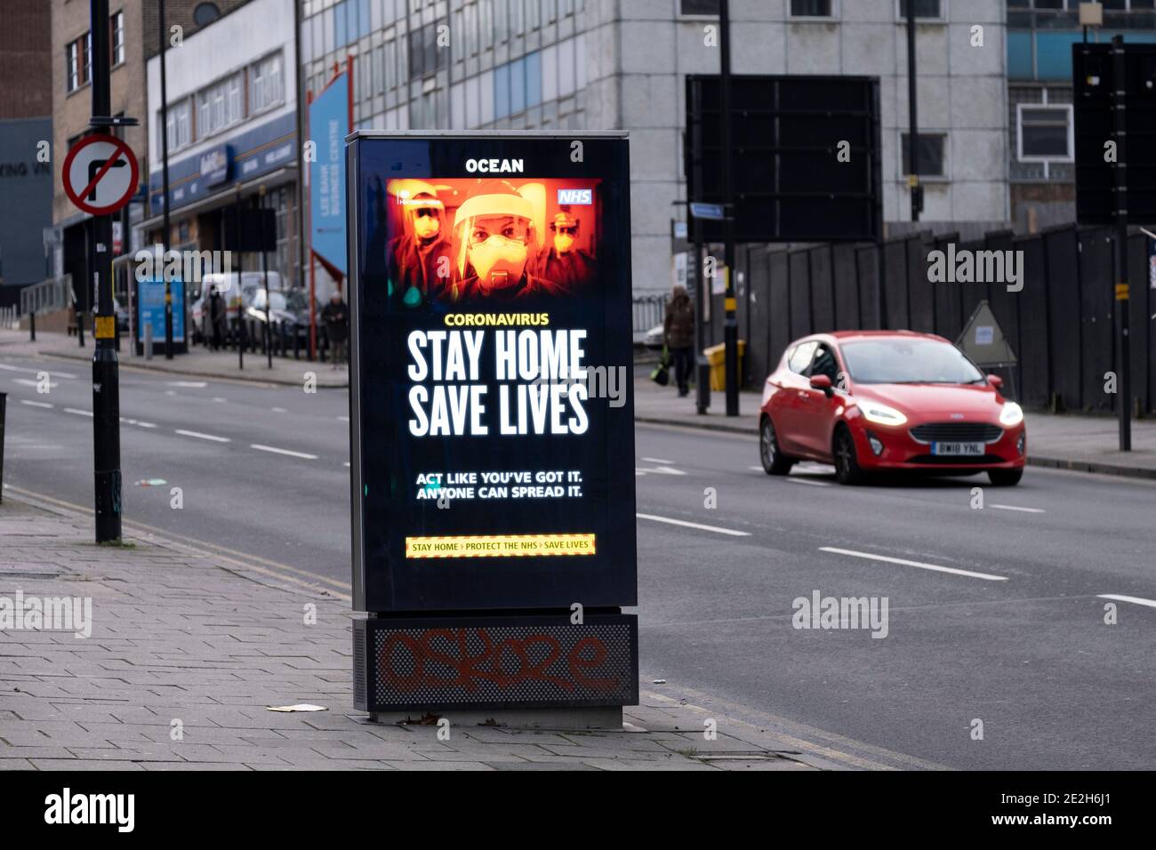 HM Governo, e NHS consigli consigli che la nuova variante si sta diffondendo rapidamente e di rimanere a casa e salvare vite durante il terzo blocco nazionale coronavirus nel centro di Birmingham, che è deserta a parte alcune persone il 12 gennaio 2021 a Birmingham, Regno Unito. A seguito del recente aumento dei casi, tra cui la nuova variante di Covid-19, questo blocco nazionale, che è un efficace Tier Five, è entrato in funzione ieri, con tutti i cittadini a seguire il messaggio di rimanere a casa, proteggere l'NHS e salvare vite. Foto Stock