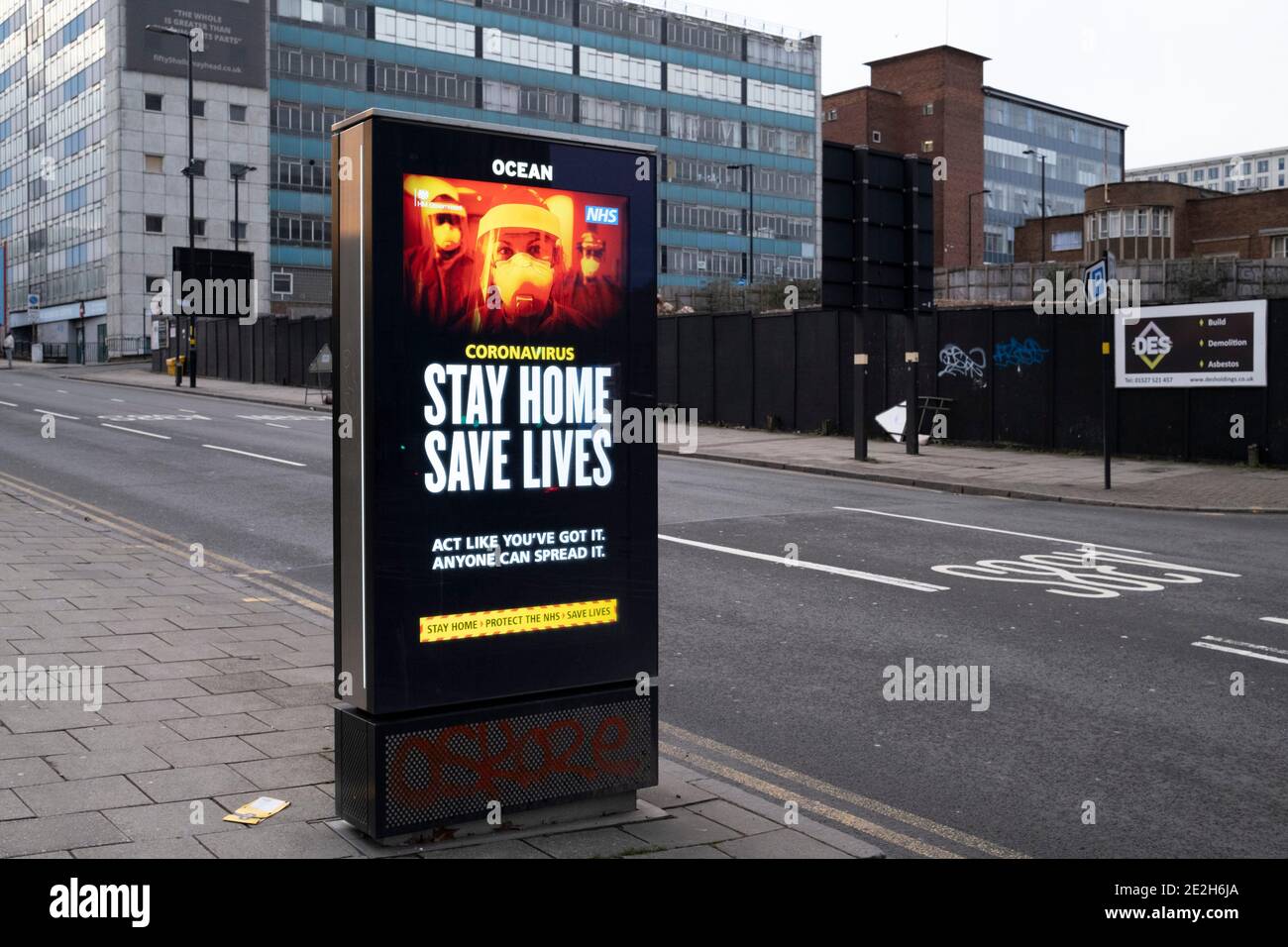 HM Governo, e NHS consigli consigli che la nuova variante si sta diffondendo rapidamente e di rimanere a casa e salvare vite durante il terzo blocco nazionale coronavirus nel centro di Birmingham, che è deserta a parte alcune persone il 12 gennaio 2021 a Birmingham, Regno Unito. A seguito del recente aumento dei casi, tra cui la nuova variante di Covid-19, questo blocco nazionale, che è un efficace Tier Five, è entrato in funzione ieri, con tutti i cittadini a seguire il messaggio di rimanere a casa, proteggere l'NHS e salvare vite. Foto Stock