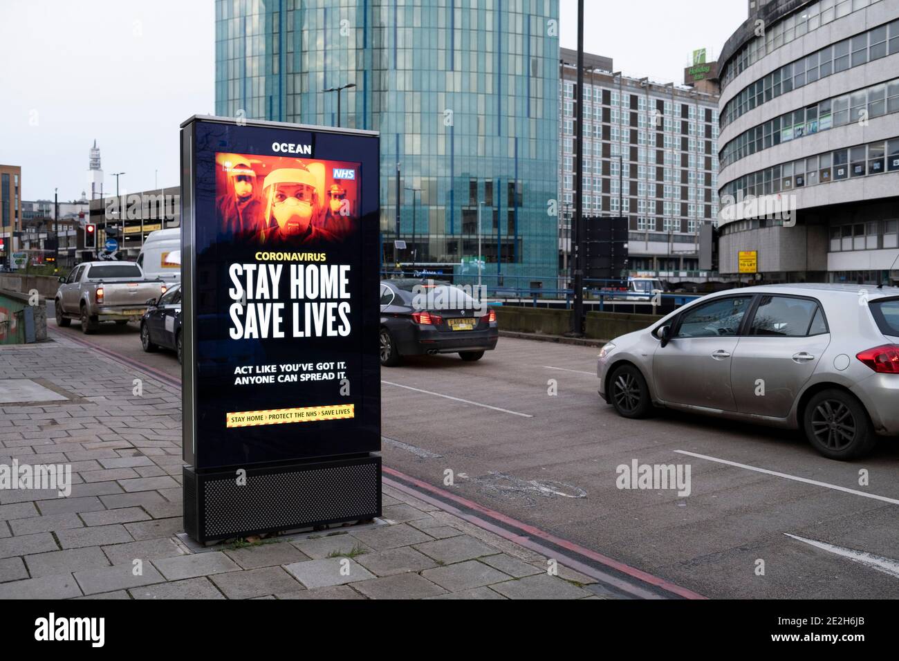 HM Governo, e NHS consigli consigli che la nuova variante si sta diffondendo rapidamente e di rimanere a casa e salvare vite durante il terzo blocco nazionale coronavirus nel centro di Birmingham, che è deserta a parte alcune persone il 12 gennaio 2021 a Birmingham, Regno Unito. A seguito del recente aumento dei casi, tra cui la nuova variante di Covid-19, questo blocco nazionale, che è un efficace Tier Five, è entrato in funzione ieri, con tutti i cittadini a seguire il messaggio di rimanere a casa, proteggere l'NHS e salvare vite. Foto Stock