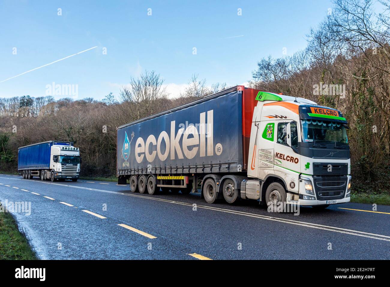 Bandon, West Cork, Irlanda. 14 gennaio 2021. Gli autocarri stanno trasportando merci nella Repubblica d'Irlanda attraverso il Nord per evitare ritardi nei porti del Regno Unito a causa della Brexit. C'era un flusso costante di artiche sulla N71 appena fuori Bandon oggi. Credit: AG News/Alamy Live News Foto Stock