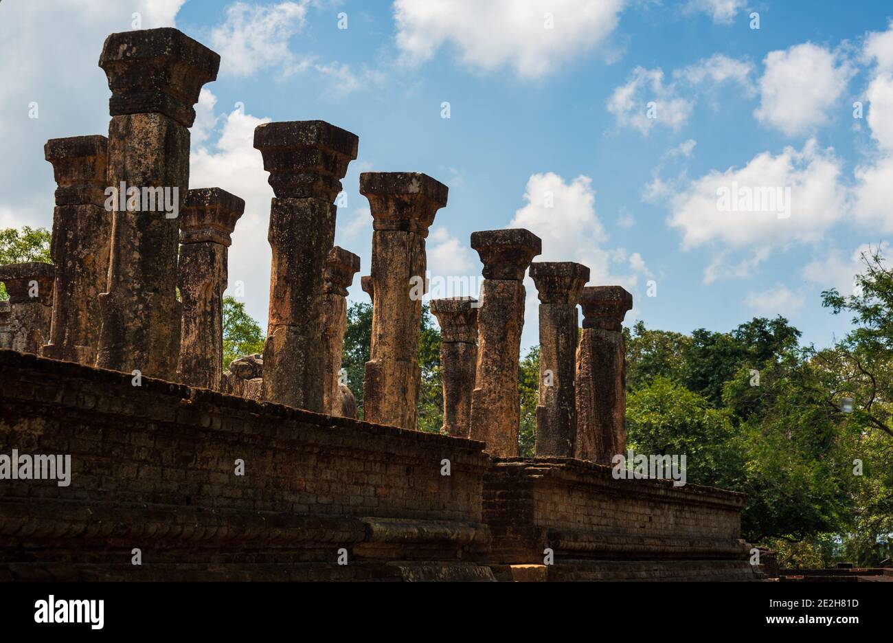 Anicenti colonne di pietra del complesso di palazzo nissankamala, nell'antica città di Polonnaruwa in Sri Lanka. Foto Stock