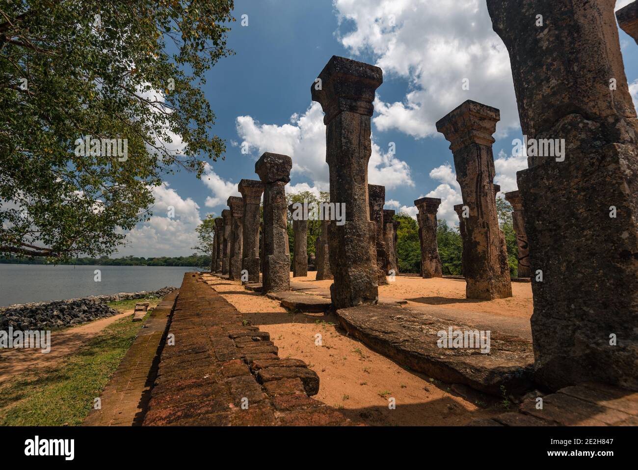 Anicenti colonne di pietra del complesso di palazzo nissankamala, nell'antica città di Polonnaruwa in Sri Lanka. Foto Stock