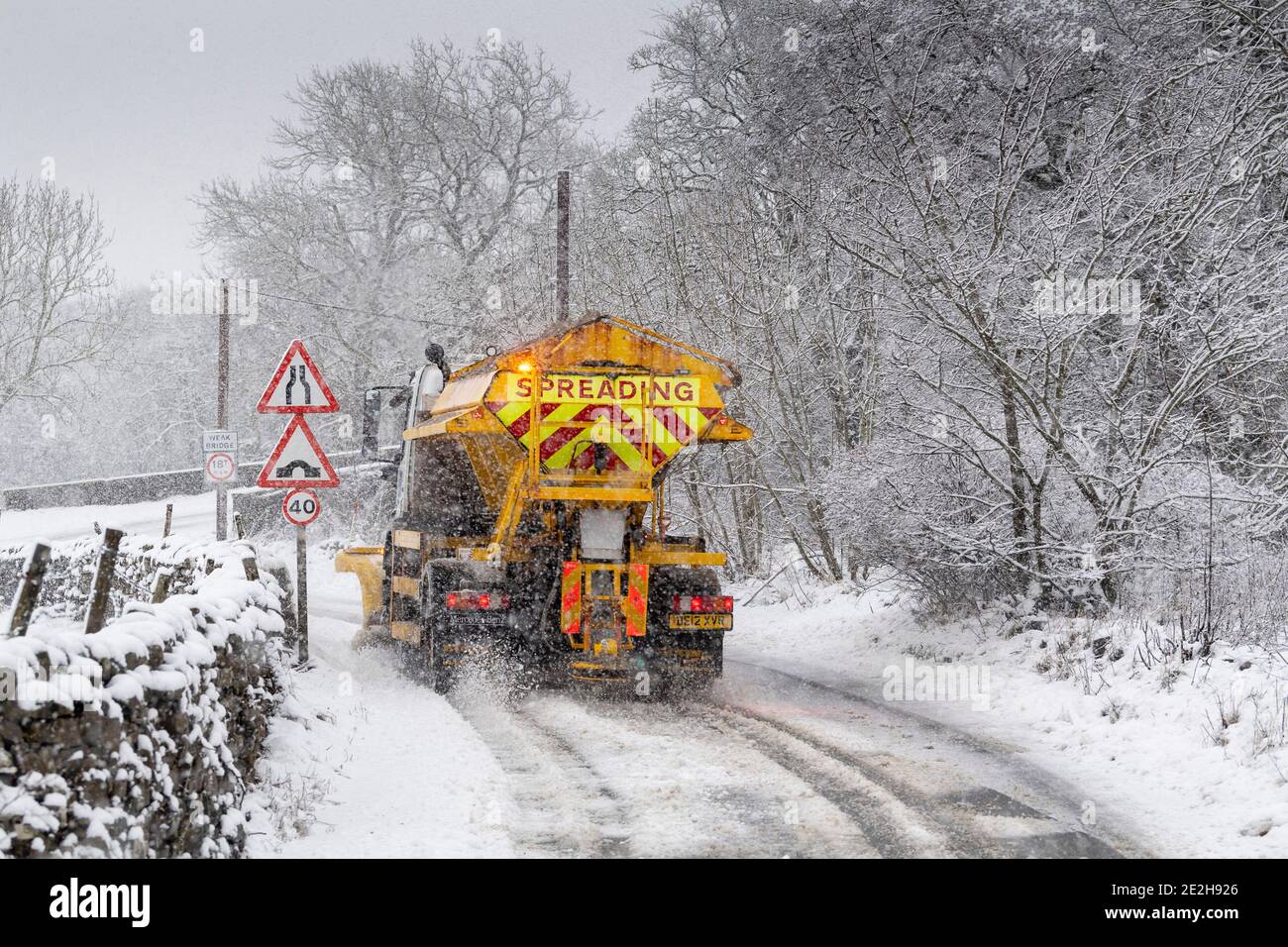 Meteo - Hawes, North Yorkshire, 14 gennaio 2021 - la A684, la strada principale lungo Wensleydale, nelle Yorkshire Dales, è stata gravemente colpita dalla nevicata, in quanto i grittori del consiglio e gli agricoltori locali hanno cercato di mantenere la strada passabile. Credit: Wayne HUTCHINSON/Alamy Live News Foto Stock