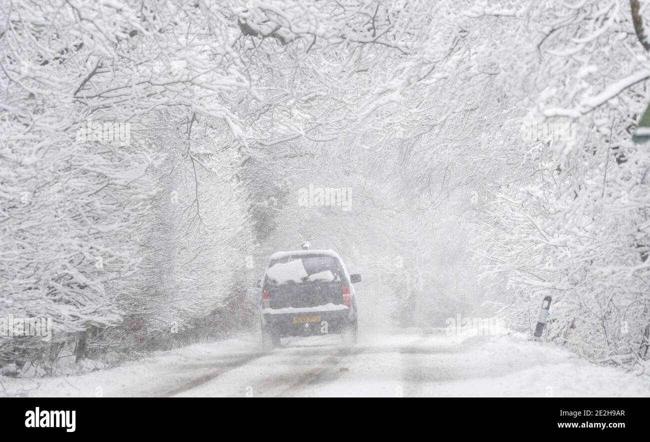 Meteo - Hawes, North Yorkshire, 14 gennaio 2021 - la A684, la strada principale lungo Wensleydale, nelle Yorkshire Dales, è stata gravemente colpita dalla nevicata, in quanto i grittori del consiglio e gli agricoltori locali hanno cercato di mantenere la strada passabile. Credit: Wayne HUTCHINSON/Alamy Live News Foto Stock