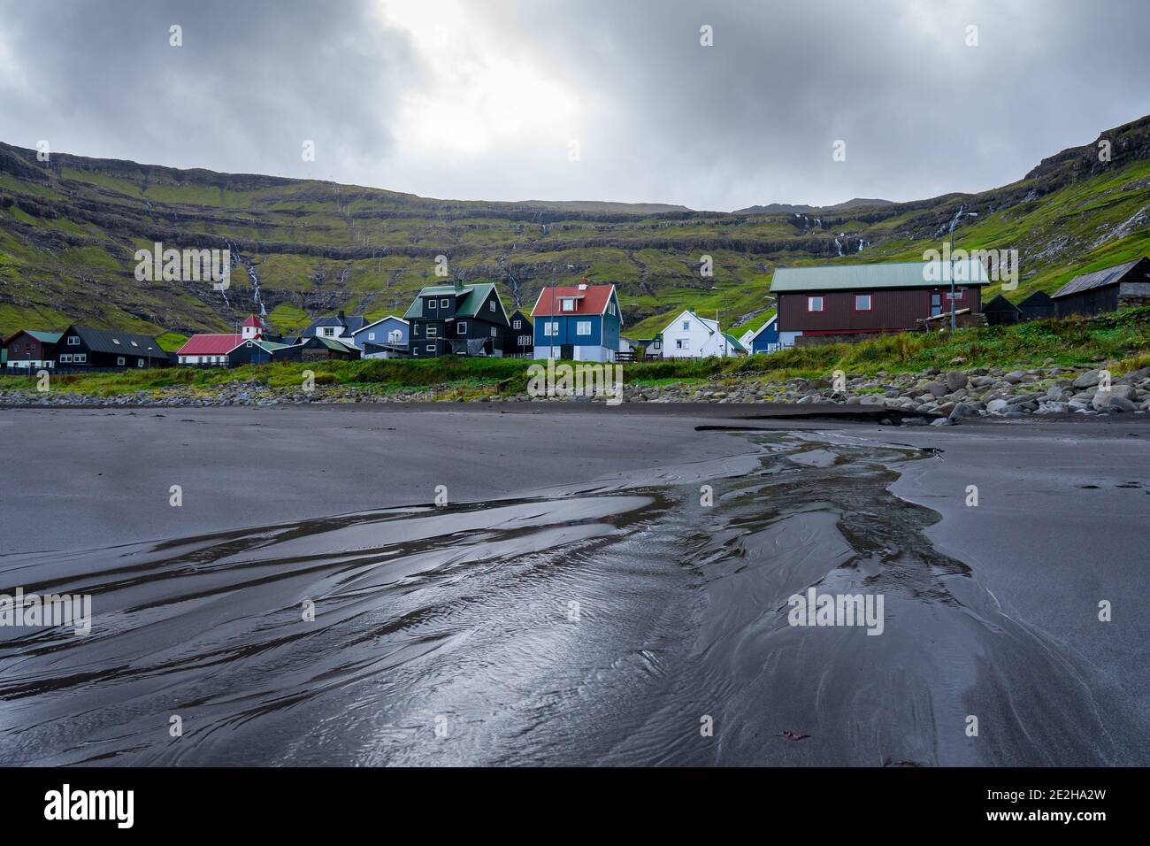 Viðareiði (Vidareidi) villaggio colorato sull'isola di Viðoy (Vidoy) con la scogliera di mare verticale più alta del mondo, Capo Enniberg. Isole Faroe Foto Stock