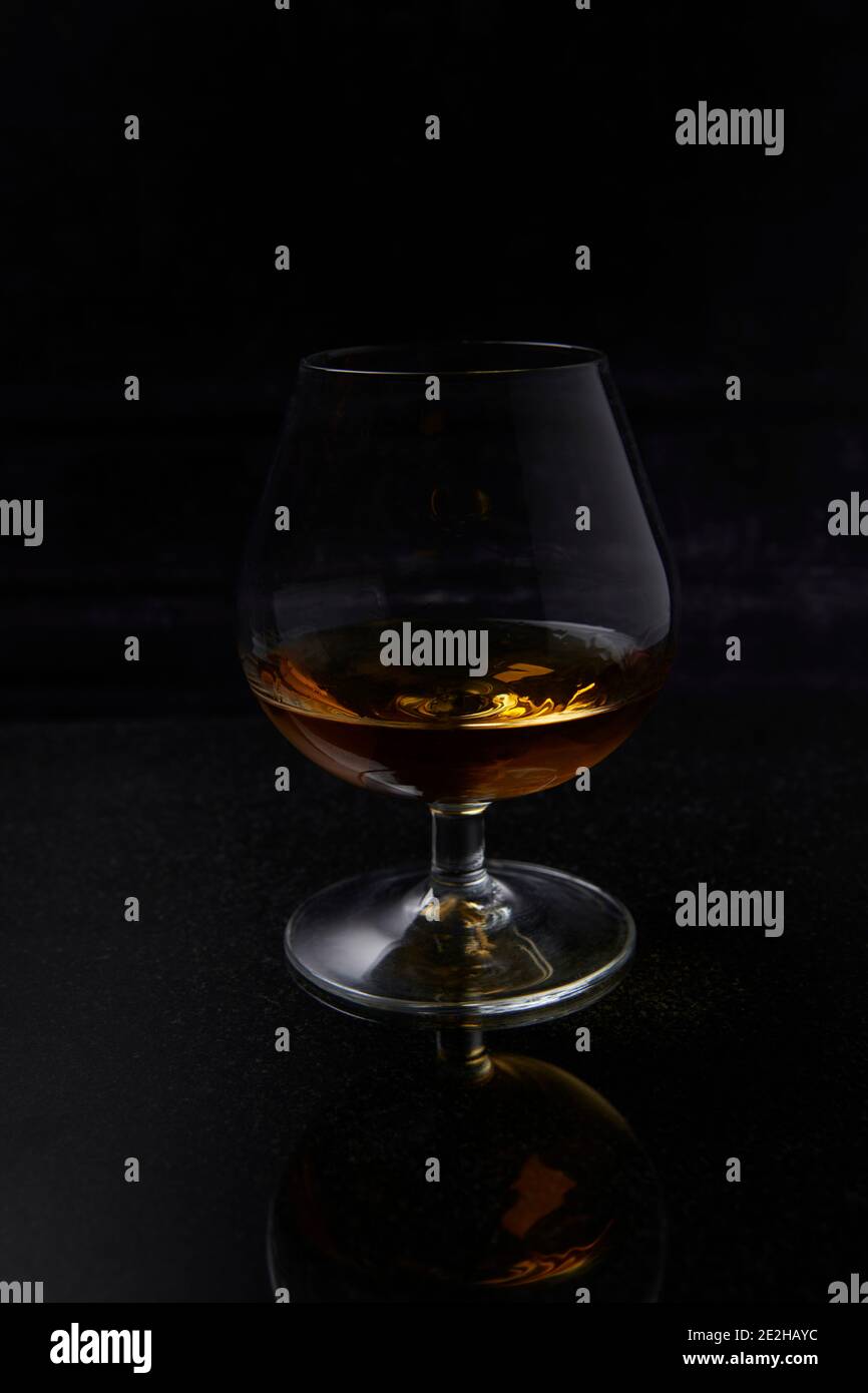 Brandy, Cognac, in Brandy Balloon, vetro di cristallo vintage Foto Stock
