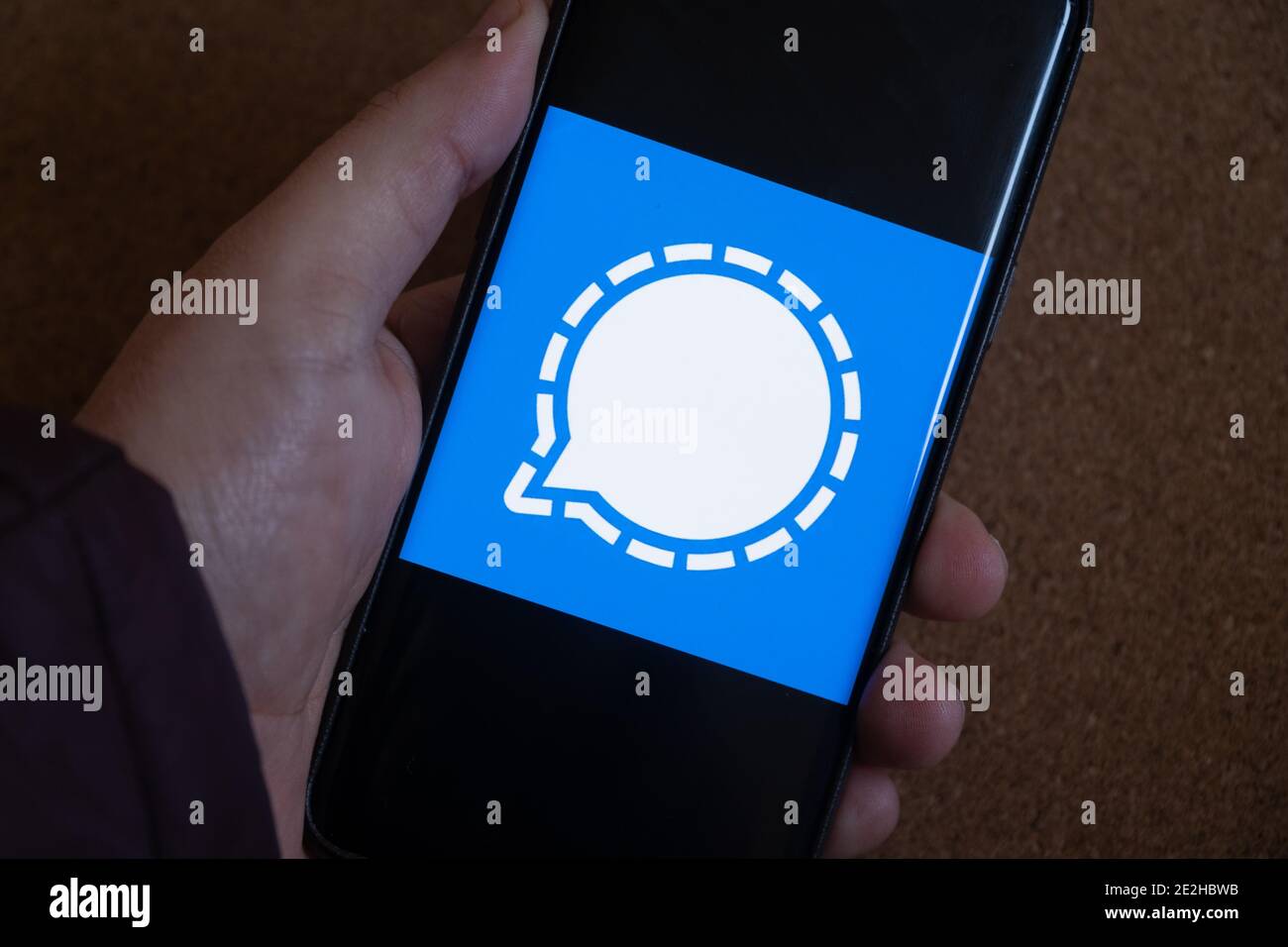 Telefono cellulare con il logo dell'app di messaggistica del segnale Foto Stock