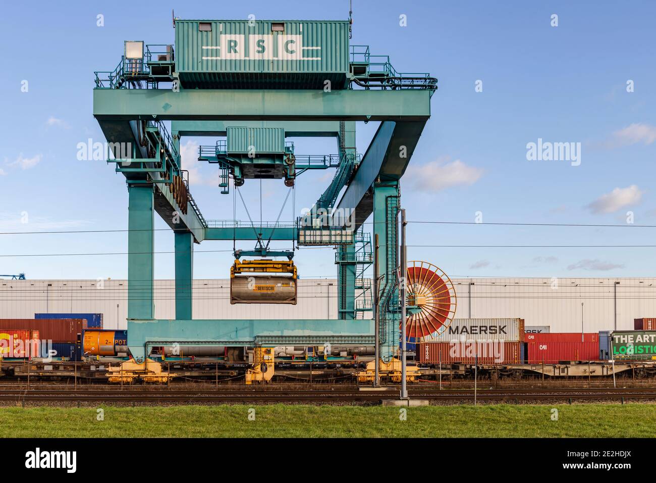 Rotterdam, Paesi Bassi - 2021-01-13: Gru per il carico di container su un treno al terminal ferroviario RSC di Rotterdam visto lateralmente Foto Stock
