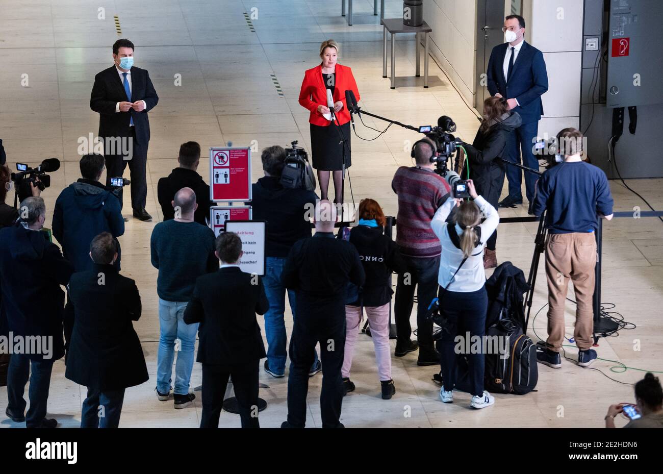 Berlino, Germania. 14 gennaio 2021. Hubertus Heil (l-r, SPD), Ministro federale del lavoro e degli affari sociali, Franziska Giffey (SPD), Ministro federale della famiglia, E Jens Spahn (CDU), Ministro federale della sanità, commenta l'estensione dell'assistenza sanitaria ai bambini in occasione di una dichiarazione stampa a margine della sessione plenaria del Bundestag tedesco. Credit: Bernd von Jutrczenka/dpa/Alamy Live News Foto Stock