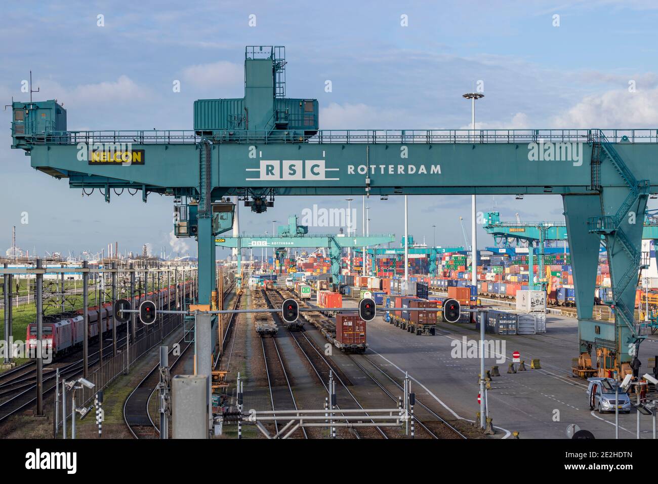 Rotterdam, Paesi Bassi - 2021-01-13: Panoramica del carico dei treni al terminal ferroviario RSC nel porto di Rotterdam Foto Stock
