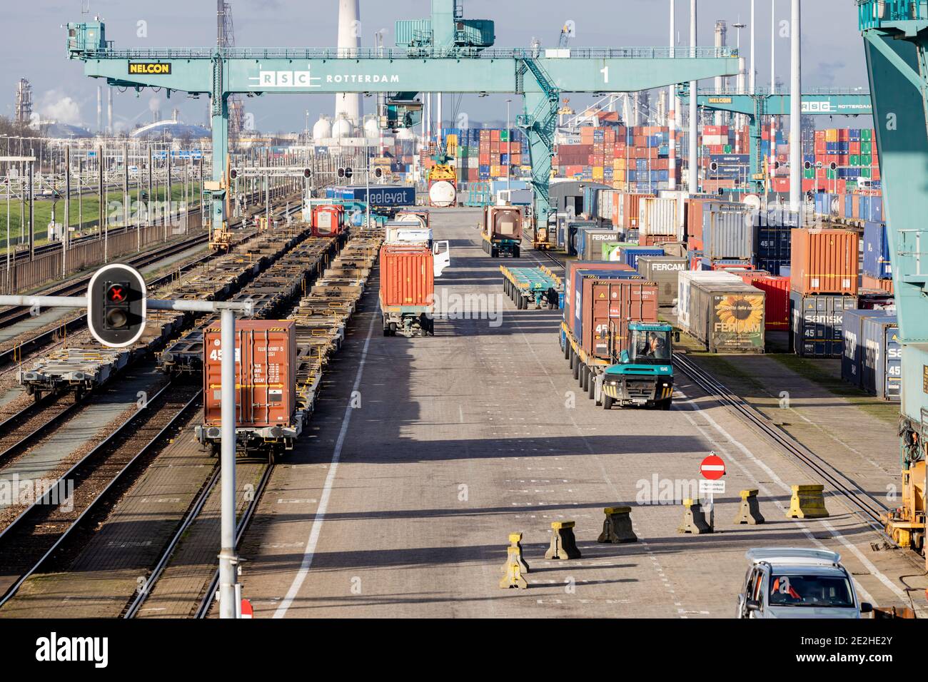 Rotterdam, Paesi Bassi - 2021-01-13: Carico di container su un treno al terminal ferroviario RSC di Rotterdam Foto Stock