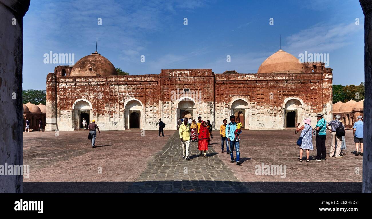 Murshidabad città. Bengala Occidentale, India. Situata a Murshidabad, la capitale medievale del Bengala, la moschea di Katra è un'enorme struttura costruita da Nawab Murshid Foto Stock