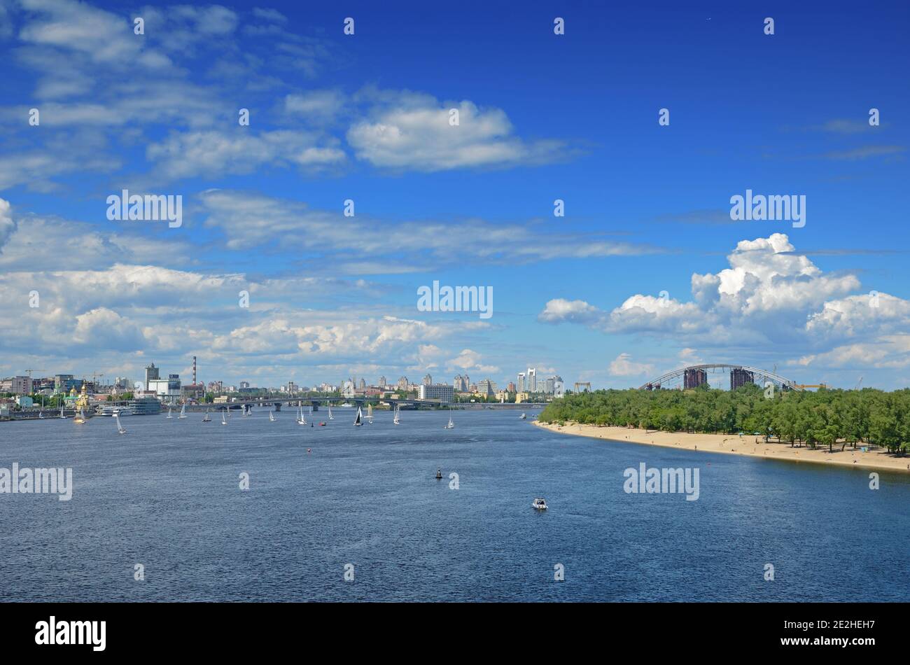 La riva del fiume Dnipro spiaggia di Hydropark a Kiev, Ucraina Foto Stock
